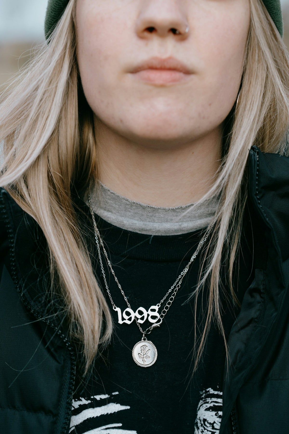 אישה עונדת שרשרת כסף עדינה
